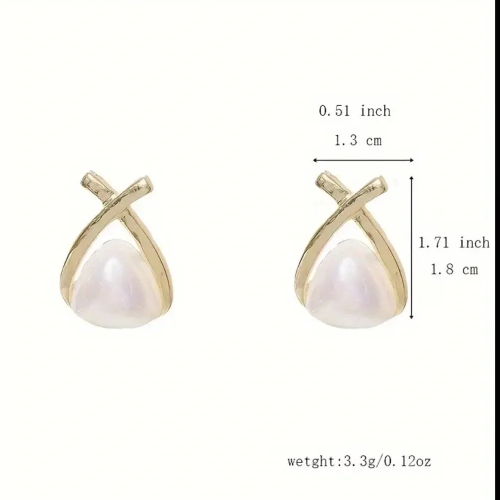 Triangle Geometric Pearl and Gold Earrings - Picture 7 of 7